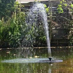 Fontein Met Zonnepanelen – Drijven – Milieuvriendelijk – Solar Fontein – Op Zonnen Energie – 8 Sproei Combinaties – 4 Opzetkoppen